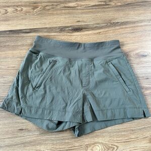 Athleta Trekkie North Shorts Womens 4 Army Green Zip Pockets Pull On Stretch 3”